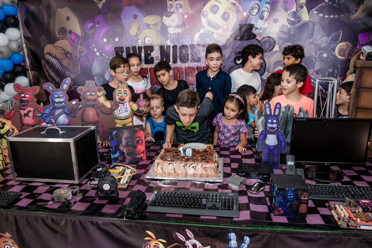 soprando a vela do bolo