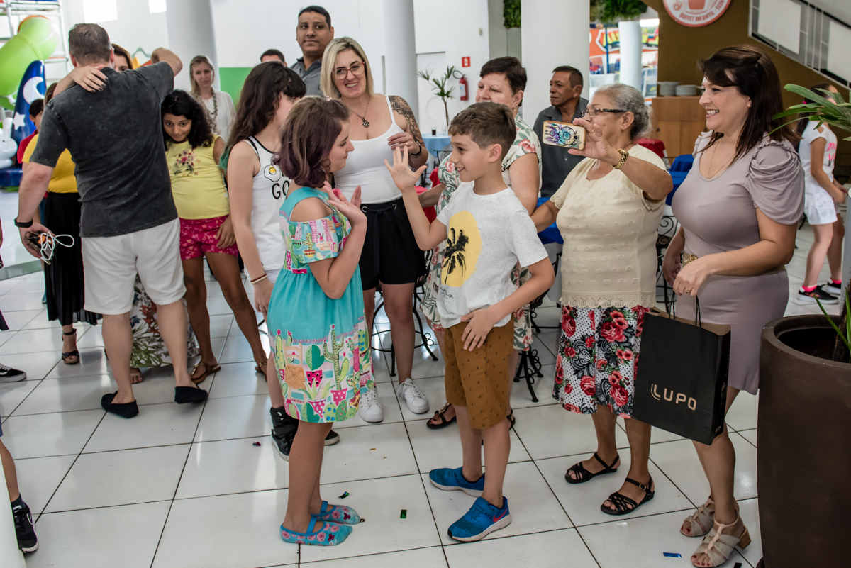 sendo cumprimentado pelos amigos