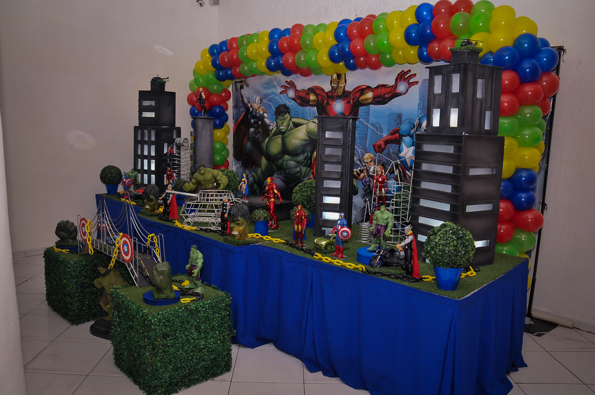 mesa decorada os super heróis no Buffet Fábrica da Alegria Morumbi, São Paulo