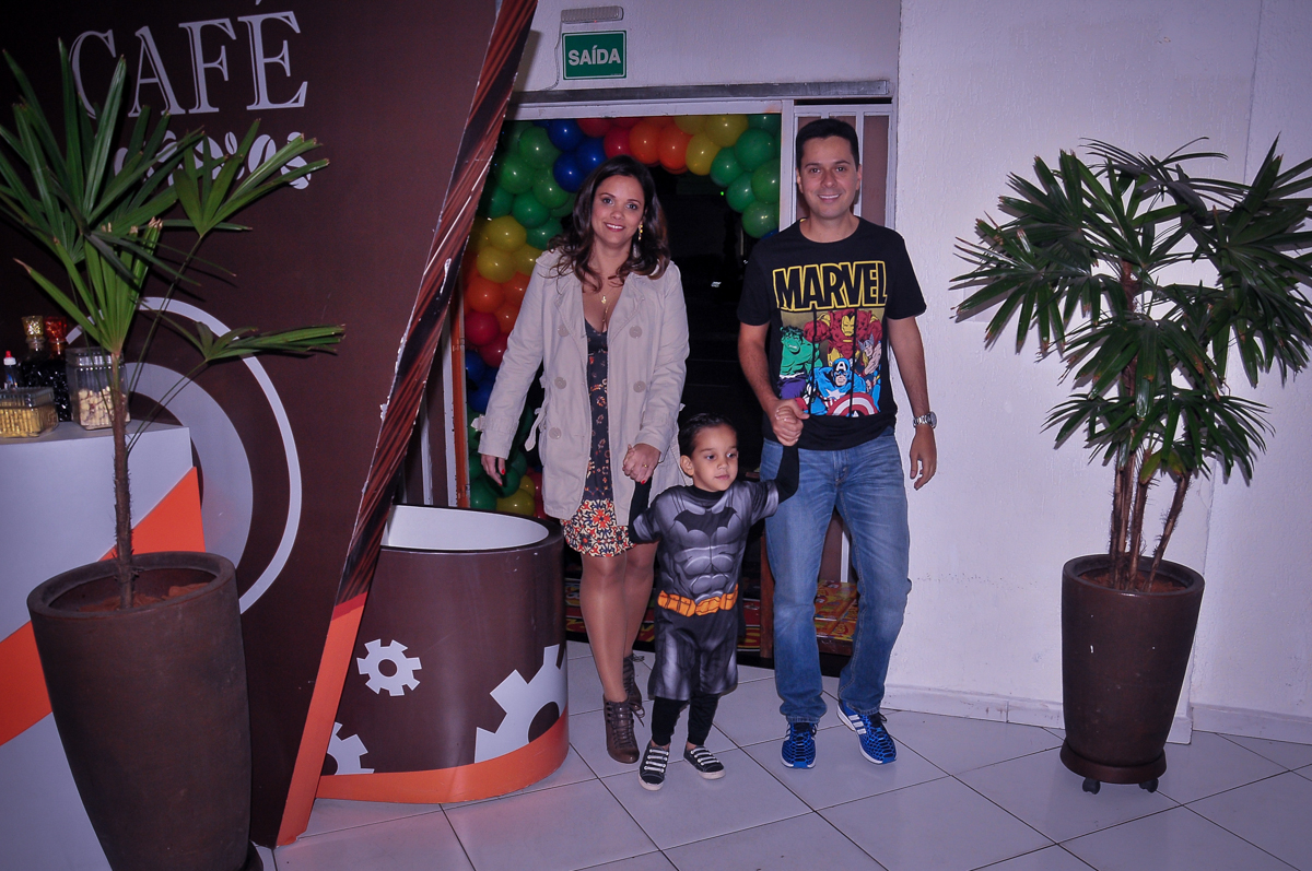 entrada da família para o aniversário do joaquim no Buffet Fábrica da Alegria Morumbi, São Paulo