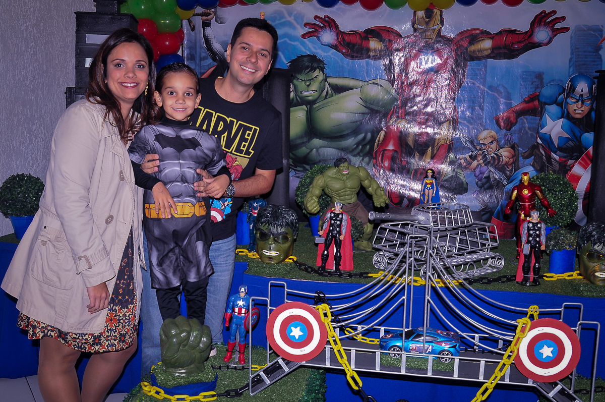 foto da família na mesa tema super heróis no Buffet Fábrica da Alegria Morumbi, São Paulo