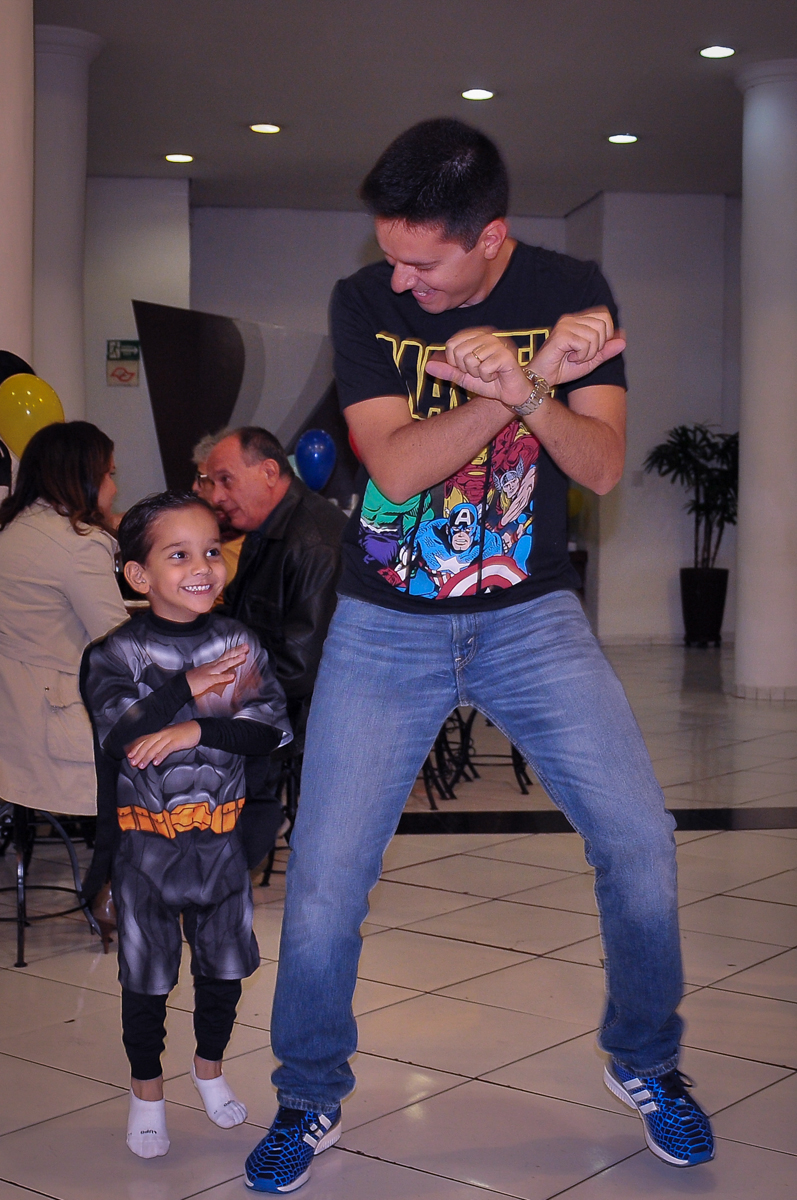 pai e filho dançam no Buffet Fábrica da Alegria Morumbi, São Paulo