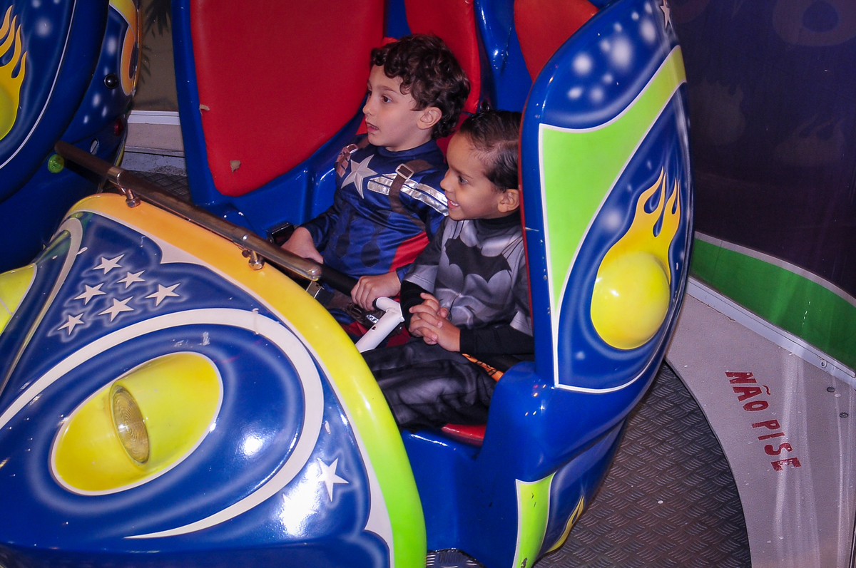 brincando no brinquedo jornada nas estrelas no Buffet Fábrica da Alegria Morumbi, São Paulo