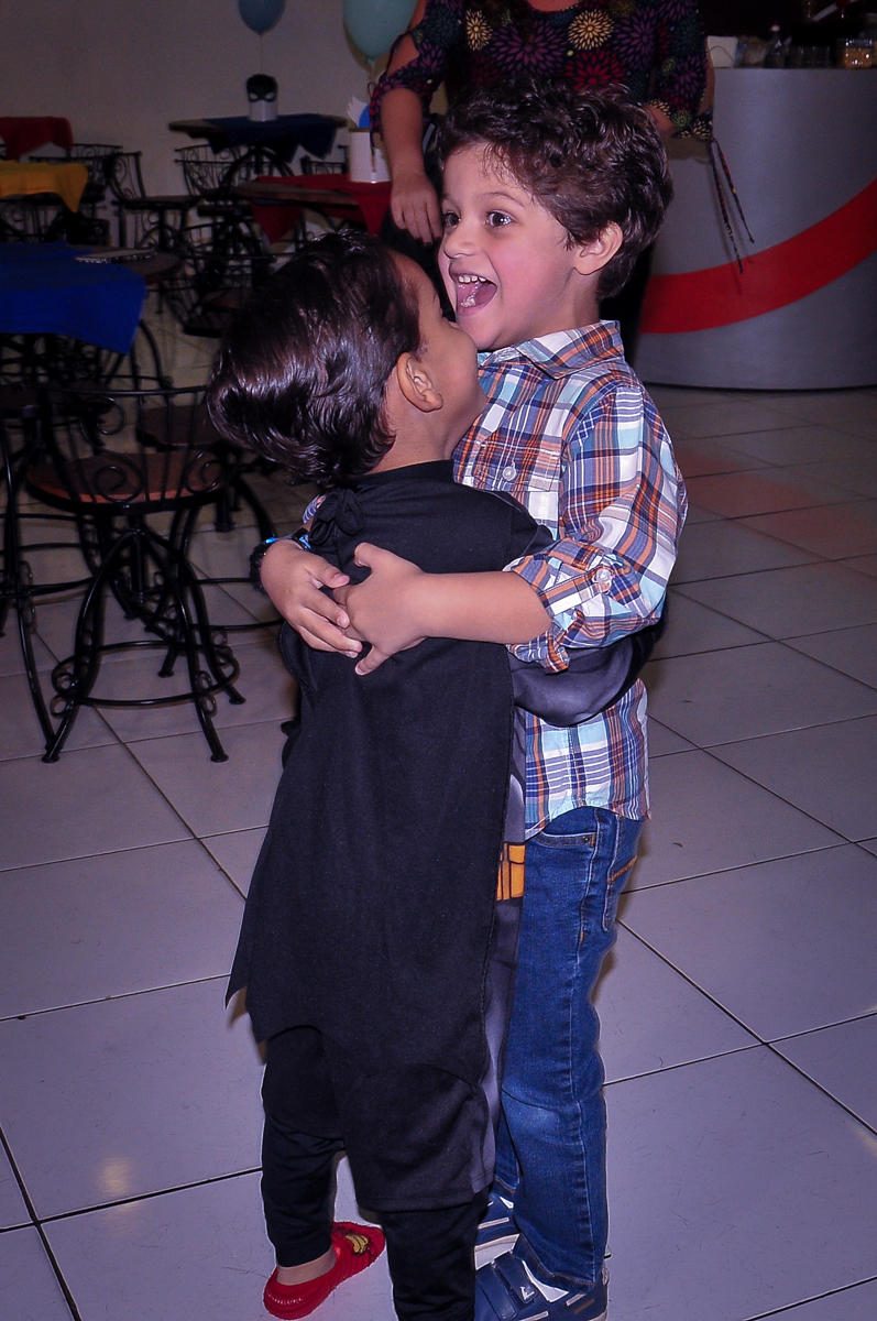 abraço carinhoso do amigo no aniversariante no Buffet Fábrica da Alegria Morumbi, São Paulo