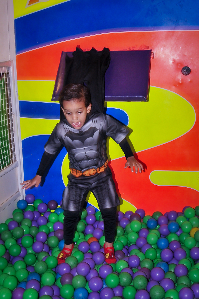 aniversariante cai  do tombo legal na piscina de bolinha no Buffet Fábrica da Alegria Morumbi, São Paulo