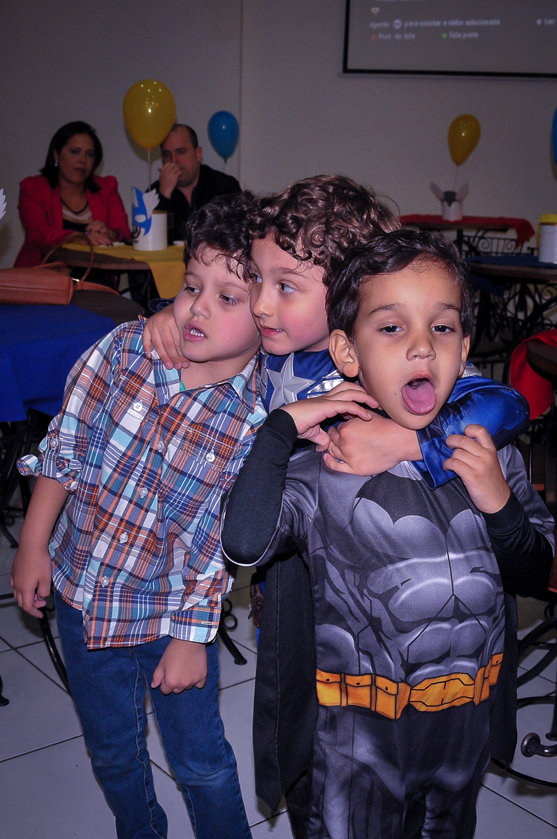 abraço coletivo no aniversariante no Buffet Fábrica da Alegria Morumbi, São Paulo