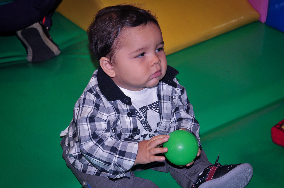 brincando na área baby no Buffet Fábrica da Alegria Morumbi, São Paulo