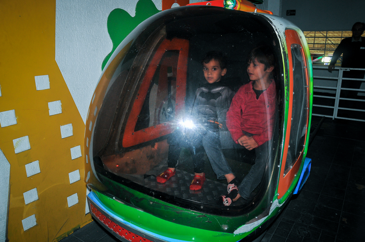 andando no helicóptero no Buffet Fábrica da Alegria Morumbi, São Paulo