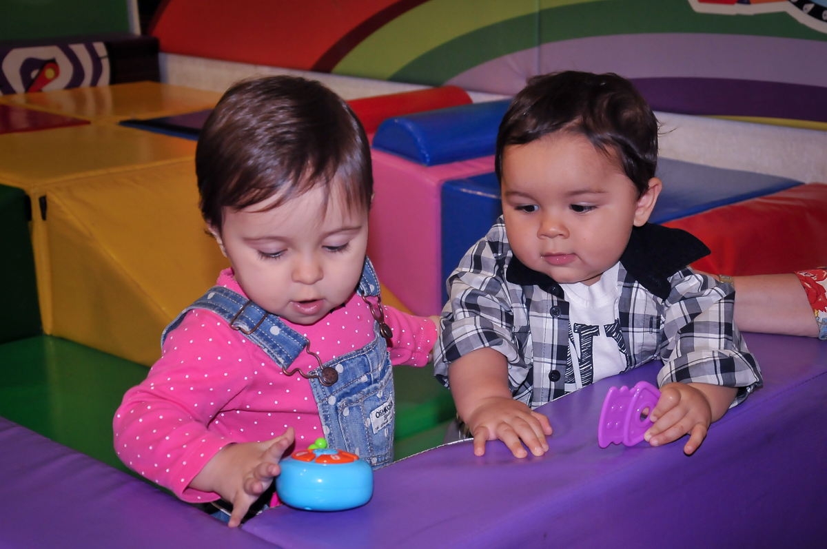 crianças brincam na área baby no Buffet Fábrica da Alegria Morumbi, São Paulo