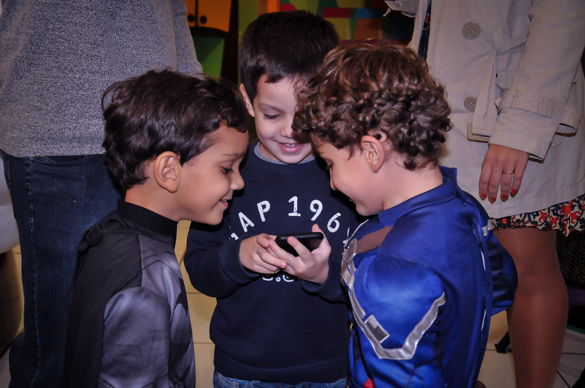 amigos vendo mensagem no celular no Buffet Fábrica da Alegria Morumbi, São Paulo