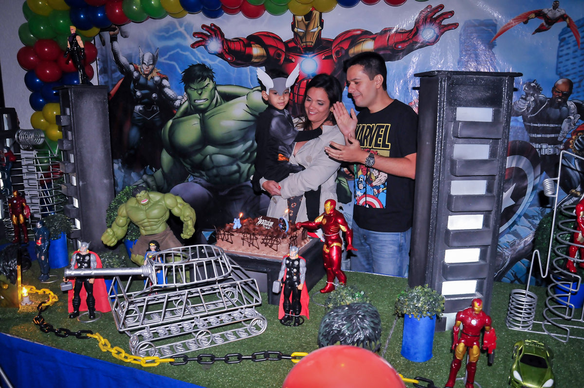 hora do parabéns na mesa tema super heróis no Buffet Fábrica da Alegria Morumbi, São Paulo