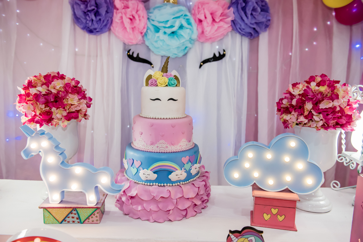 mesa decorada unicornio