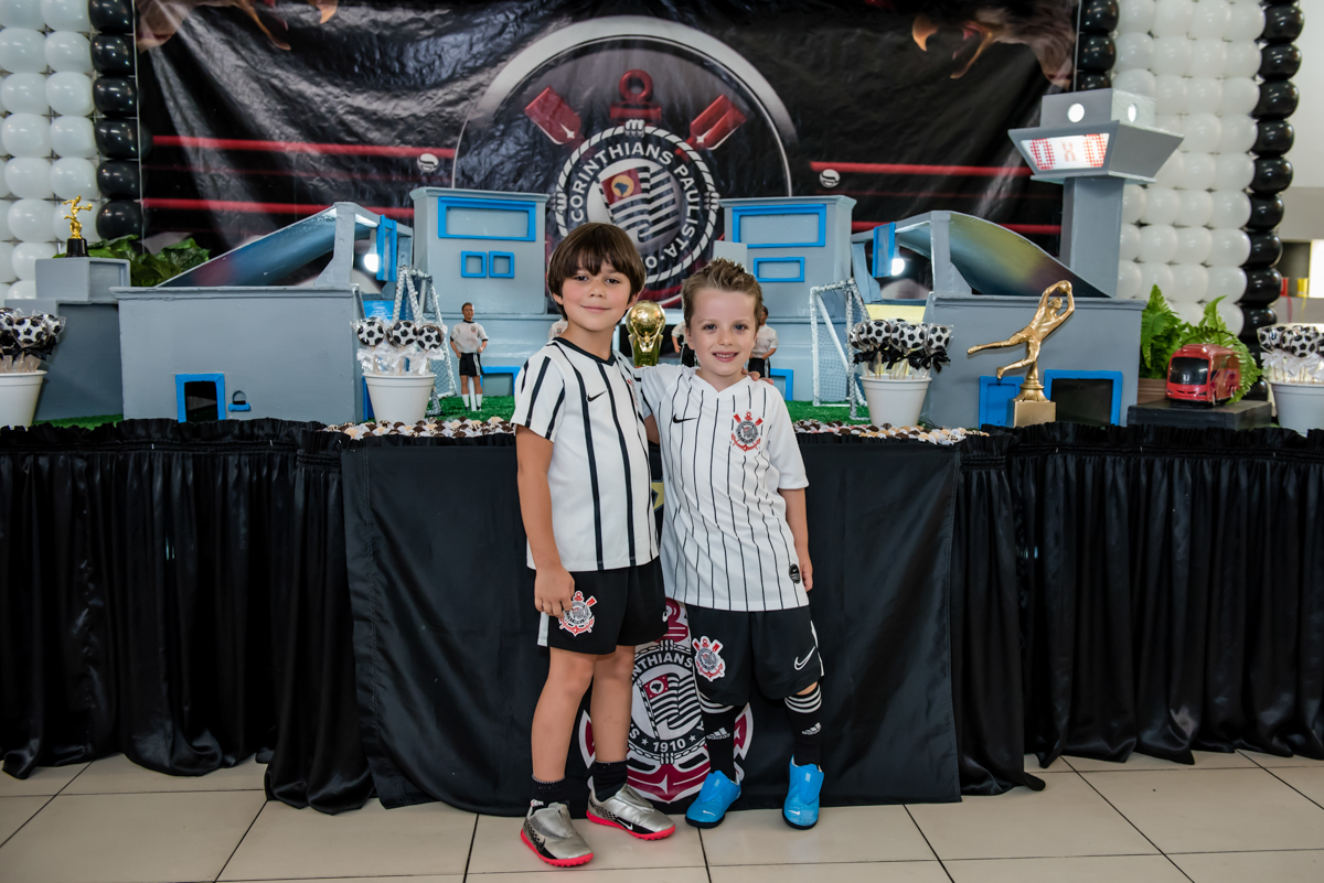 recebendo o amigo para sua festa