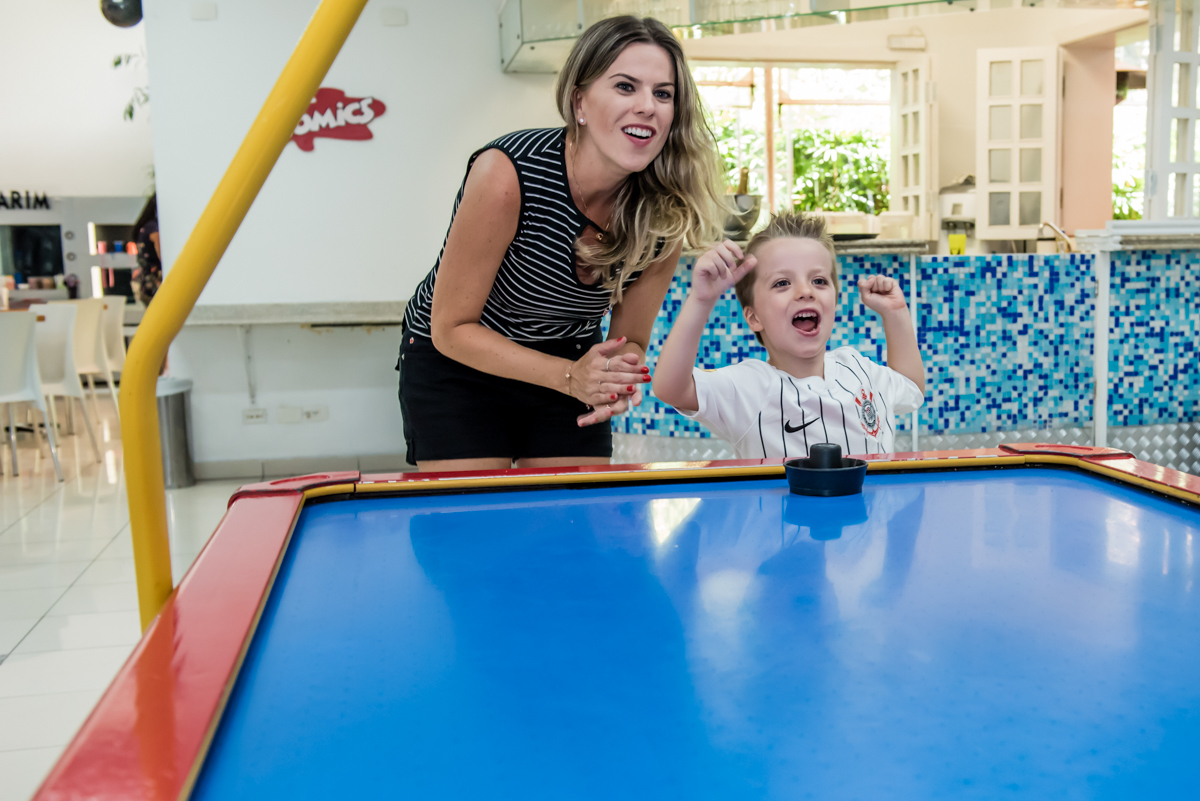 comemorando gol com a mãe