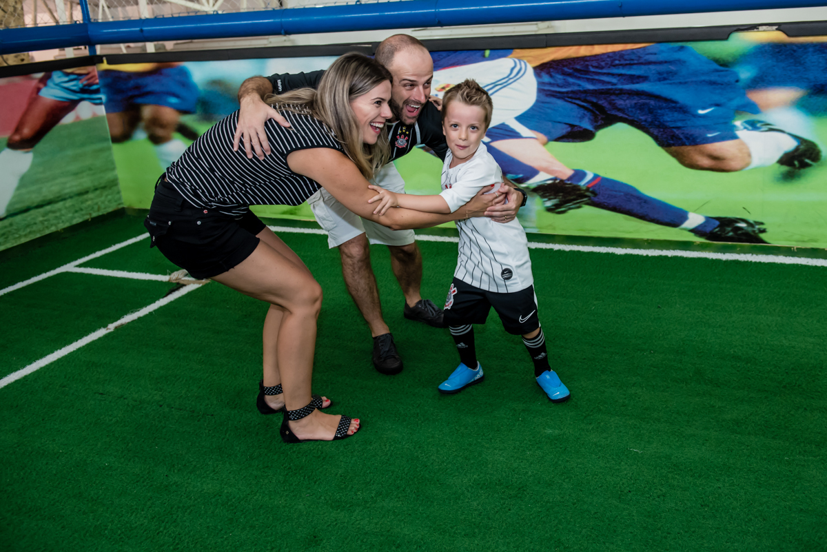 saindo para o abraço para comemorar o gol