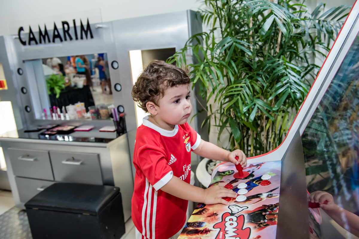 o amigo se diverte no jogo dos games