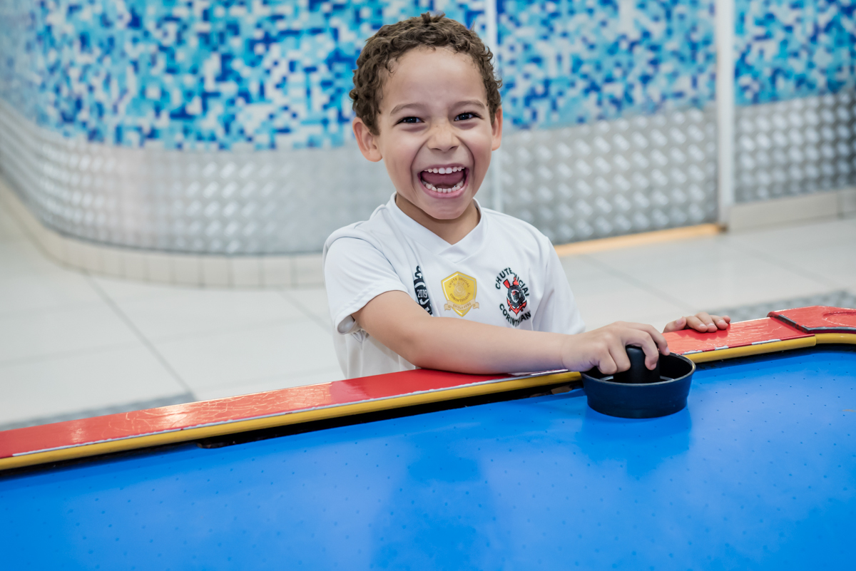 feliz brincando muito