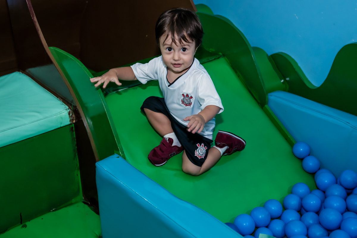 o pequeno curte a área baby