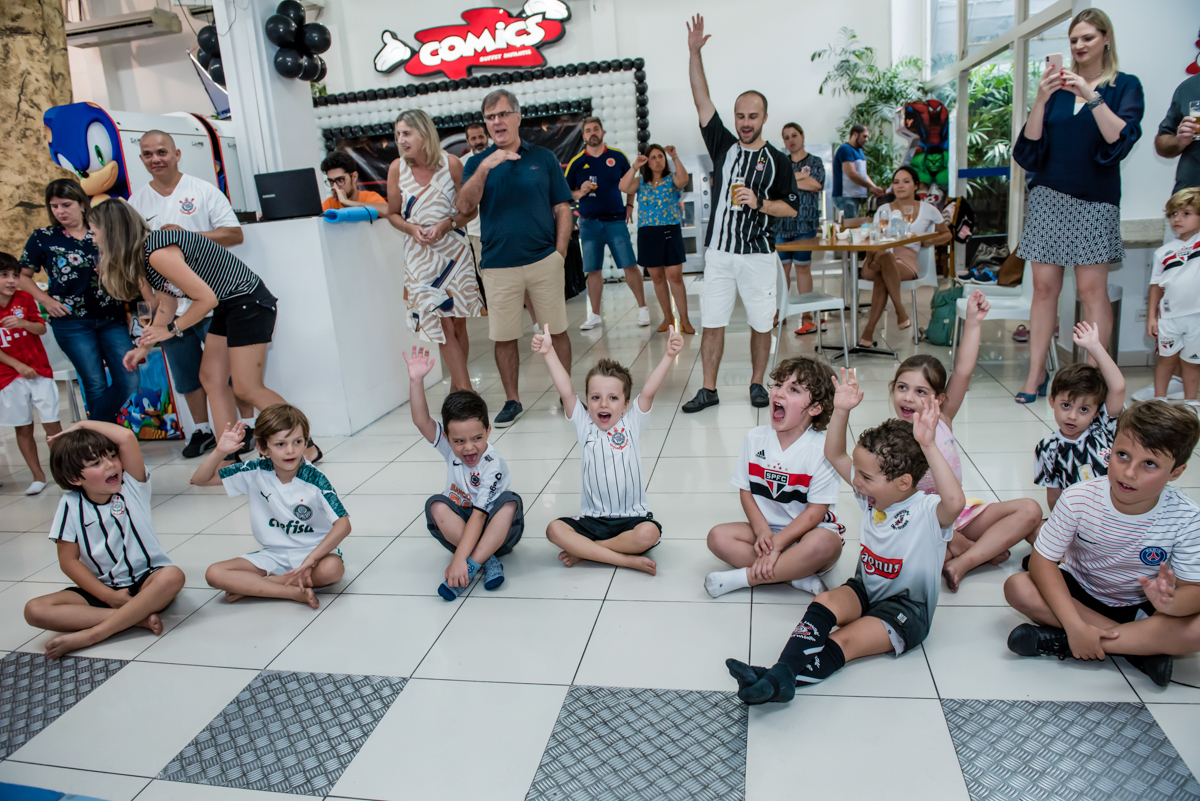 agora todos se divertem com as brincadeiras com os monitores
