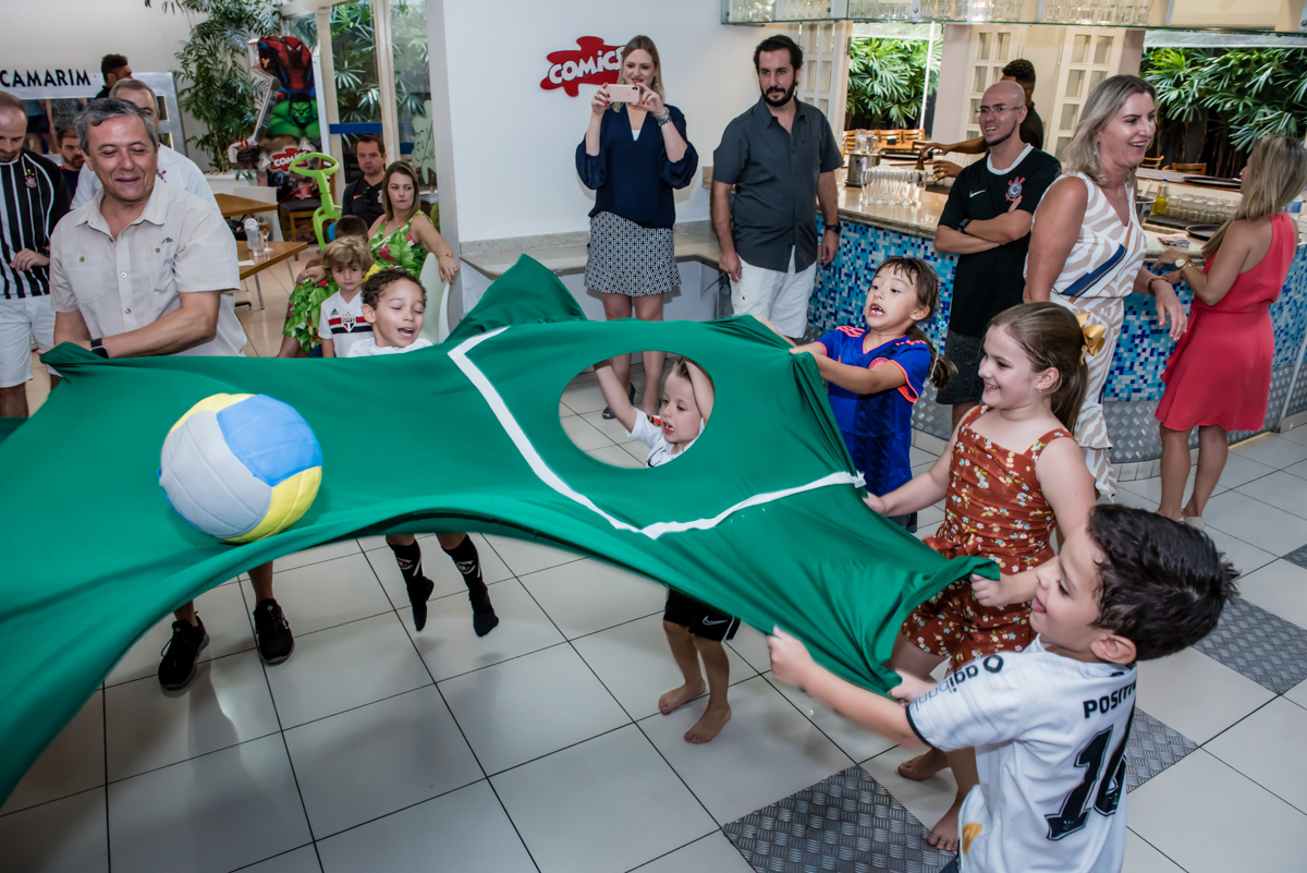 brincando de encaixar a bola no gol