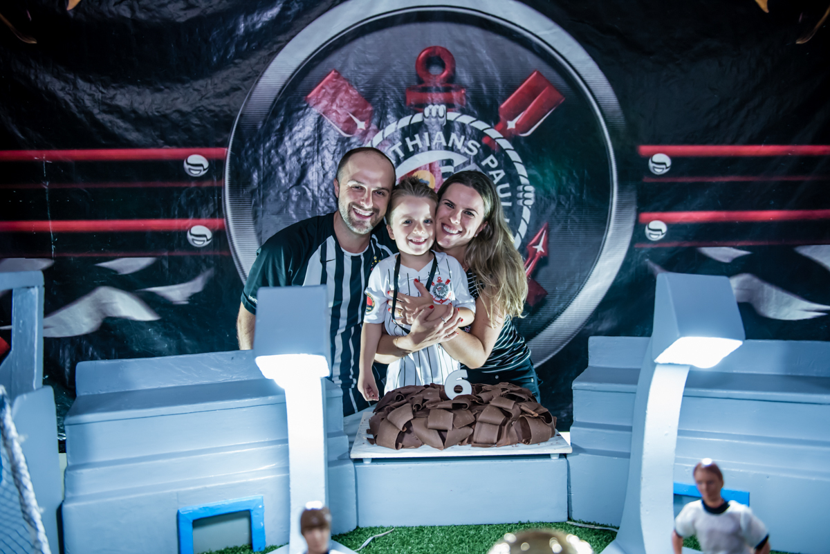 final da festa com abraço dos pais