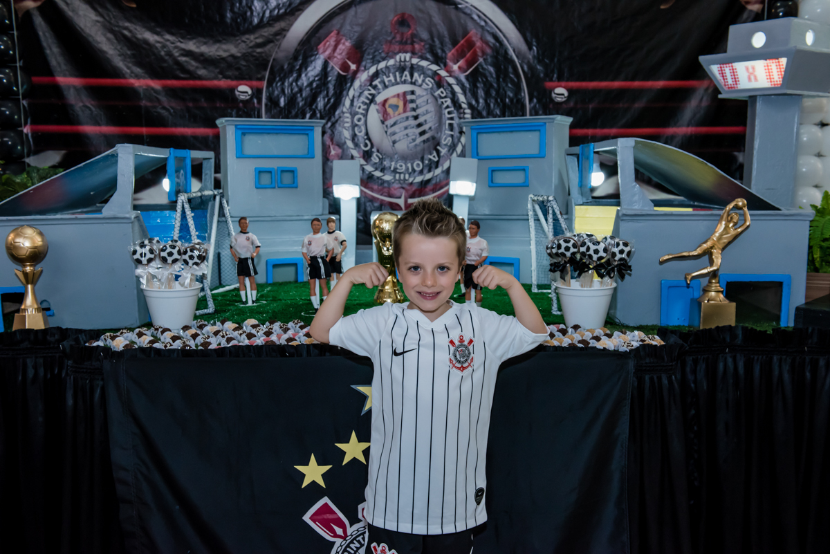 posando na mesa do futebol corinthians