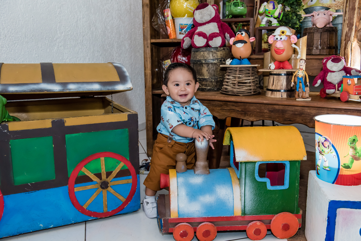 o aniversariantefeliz e divertindo muito 