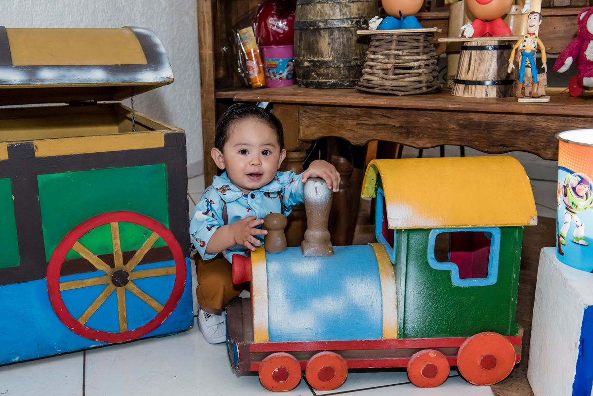 gustavo brinca com o carrinho da mesa toy story