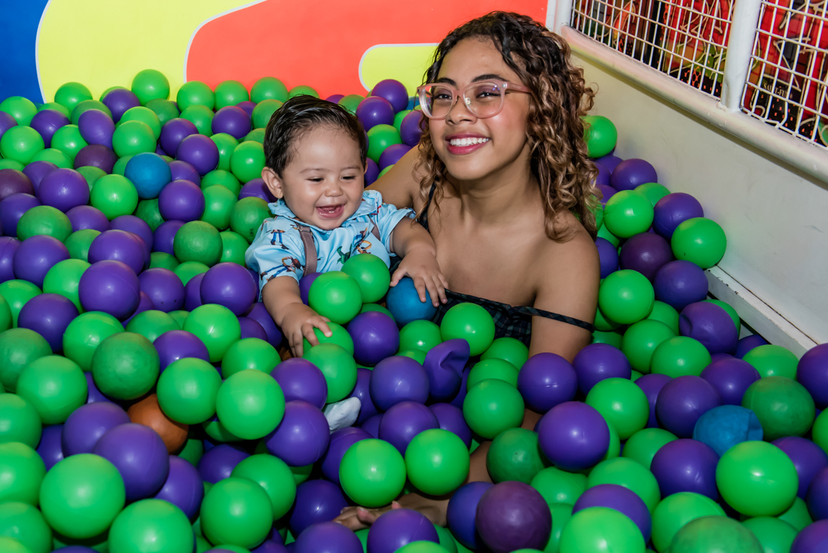 divertindo muito na piscina de bolinhas com a irmã