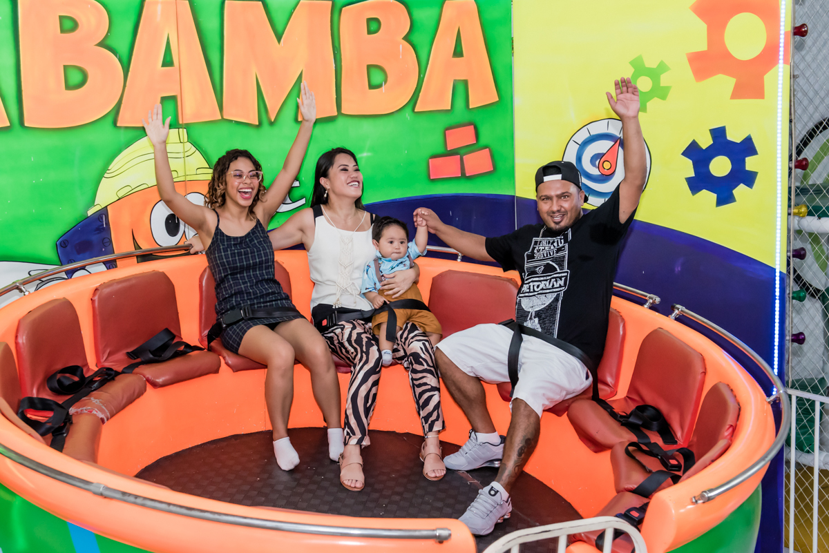 a família se diverte no brinquedo labamba