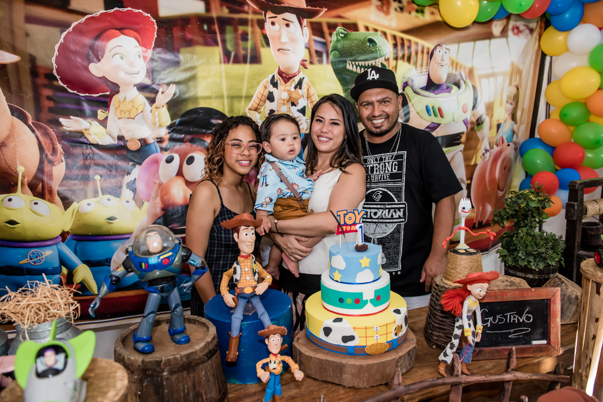 a família posam para a foto na mesa temática