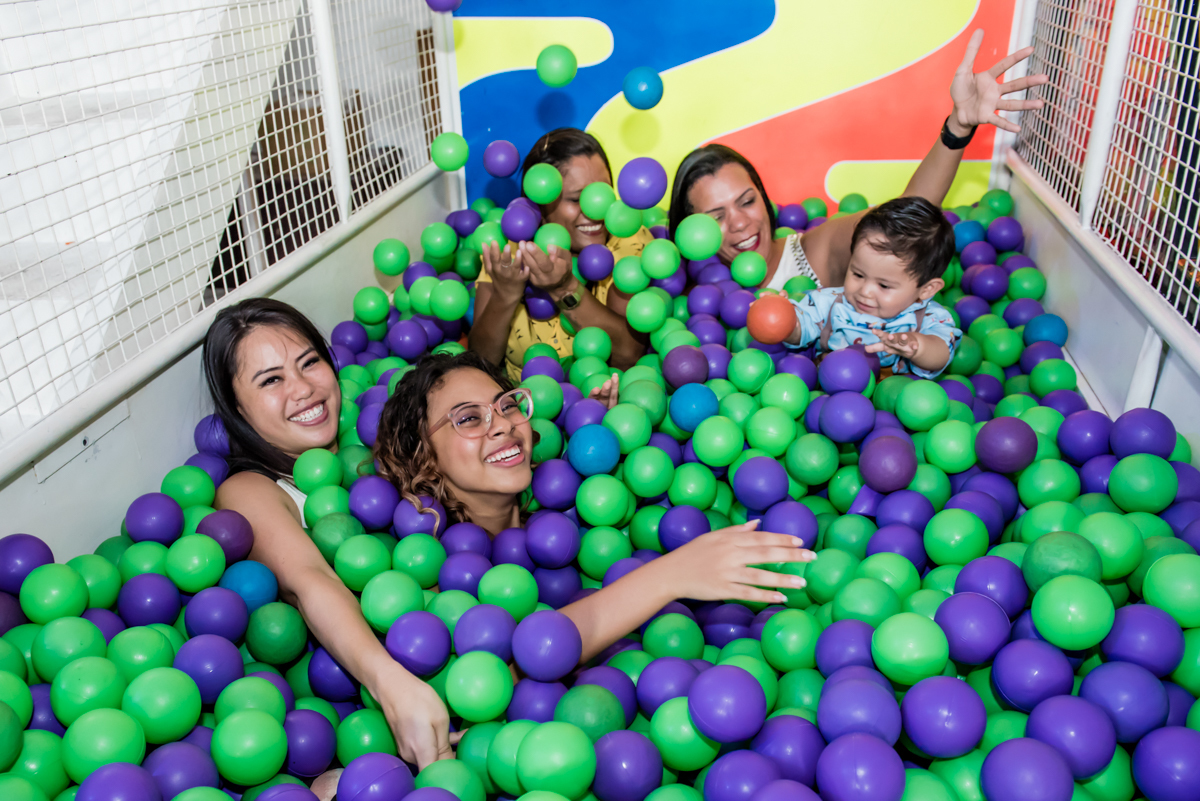 a família se unem para brincar nas bolinhas