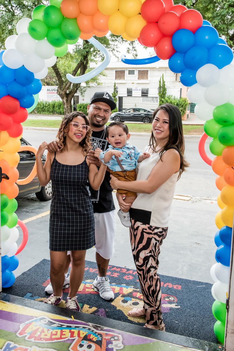 foto da família no arco de bexigas