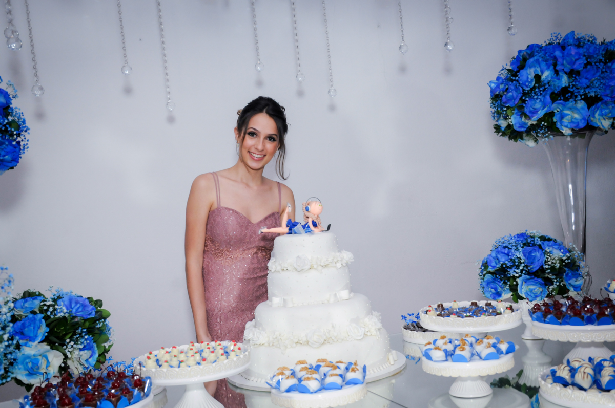foto da aniversariante 15 anos na mesa do bolo no Buffet Marília's São Paulo