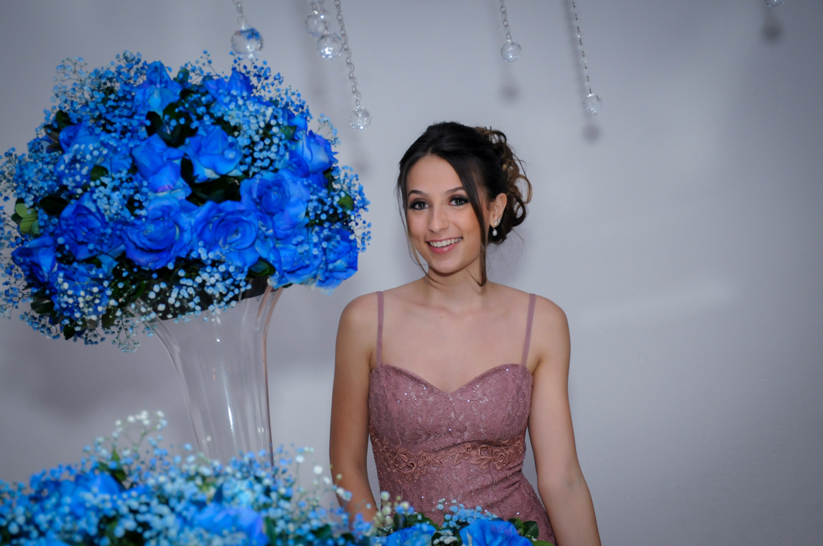 pose para foto da aniversariante de 15 anos na mesa do bolo no Buffet Marília's São Paulo