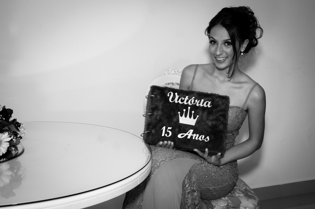 aniversariante de 15 anos com o livro de assinatura no Buffet Marília's São Paulo