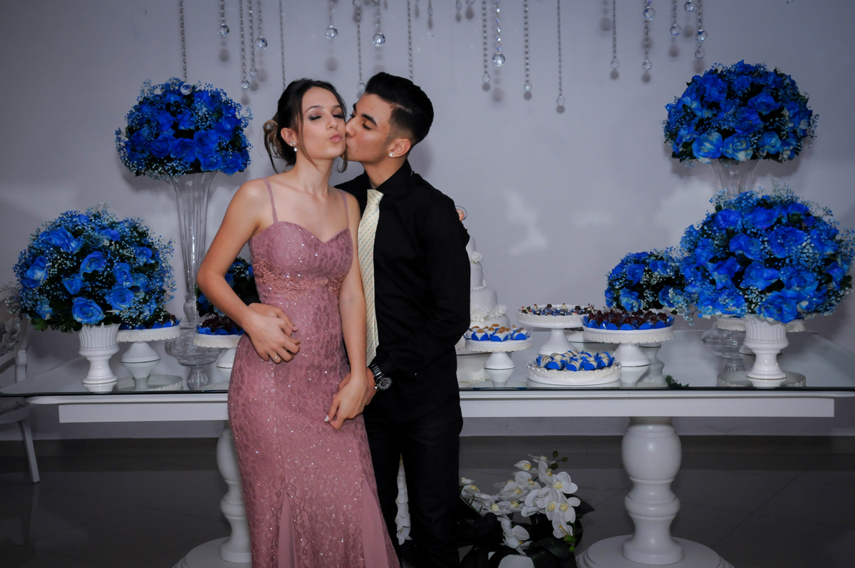beijinho do morado na aniversariante de 15 anos no Buffet Marília's São Paulo