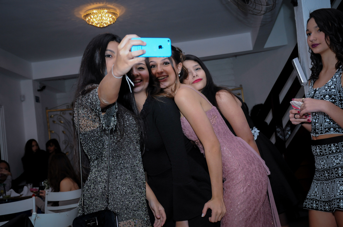 self da aniversariante com as amigas no Buffet Marília's São Paulo