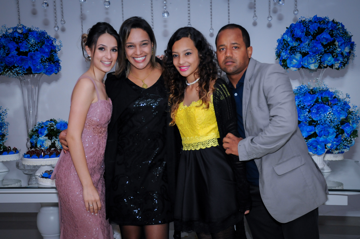 foto dos amigos com a aniversariante no Buffet Marília's São Paulo