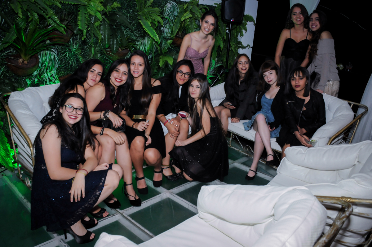 foto de grupo de amigas no aniversário de 15 anos no Buffet Marília's São Paulo