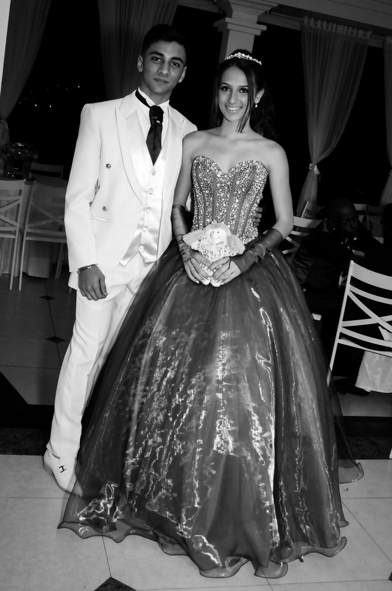 aniversariante de 15 anos vestida como uma princesa no Buffet Marília's São Paulo