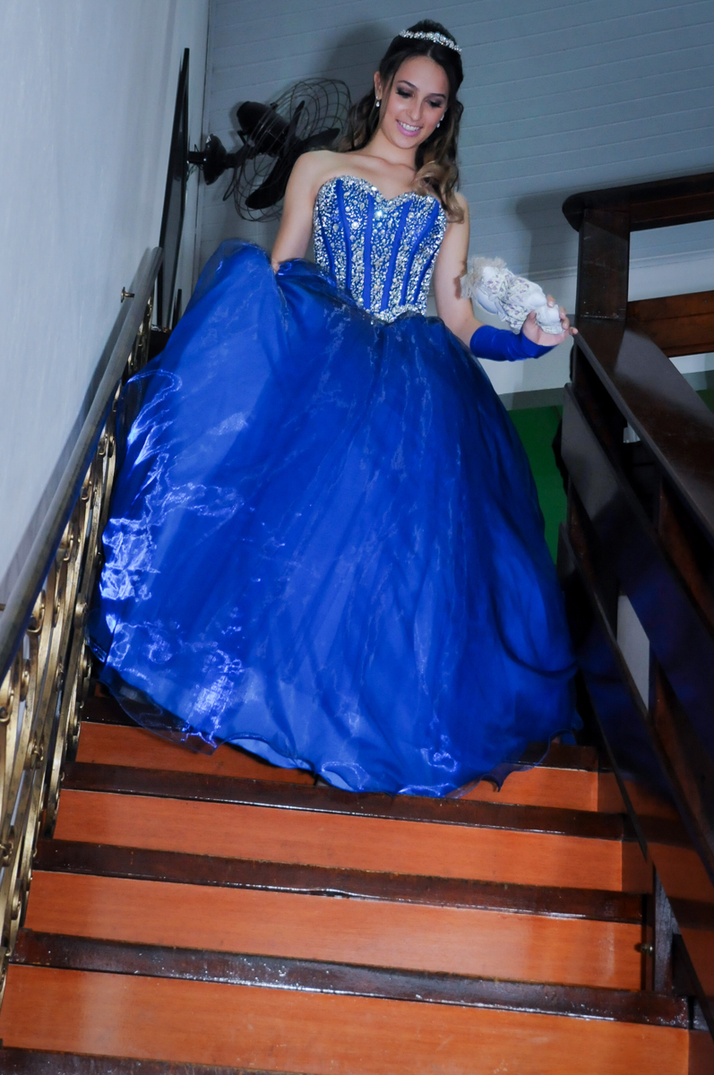 aniversariante desce as escadas  como uma verdadeira princesa no Buffet Marília's São Paulo