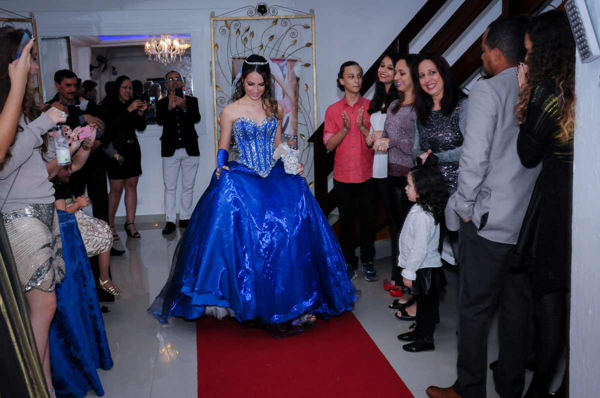 aniversariante entra para a comemoração máxima de 15 anos no Buffet Marília's São Paulo