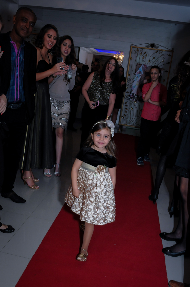 a criança vai pegar a boneca com a aniversariante de 15 anos no Buffet Marília's São Paulo