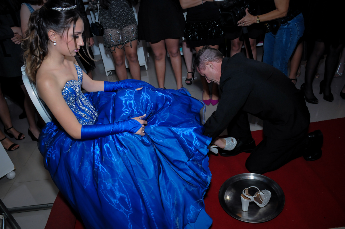 o pai calça a aniversariante em sua festa de 15 anos no Buffet Marília's São Paulo