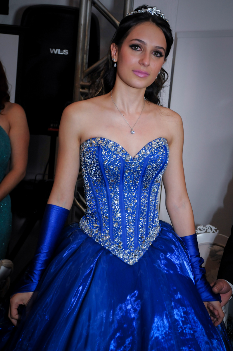 emoção da aniversariante na sua festa de 15 anos