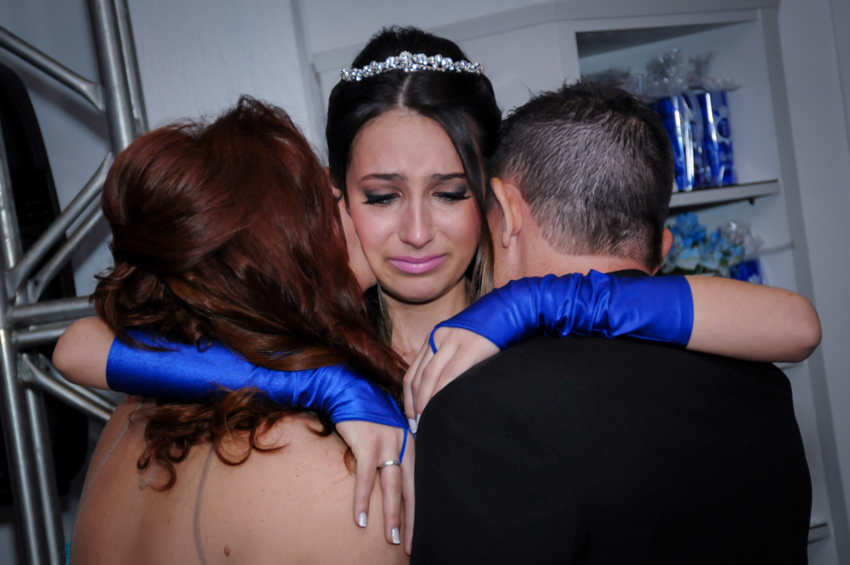 abraço emocionado da aniversariante em seus pais no Buffet Marília's São Paulo