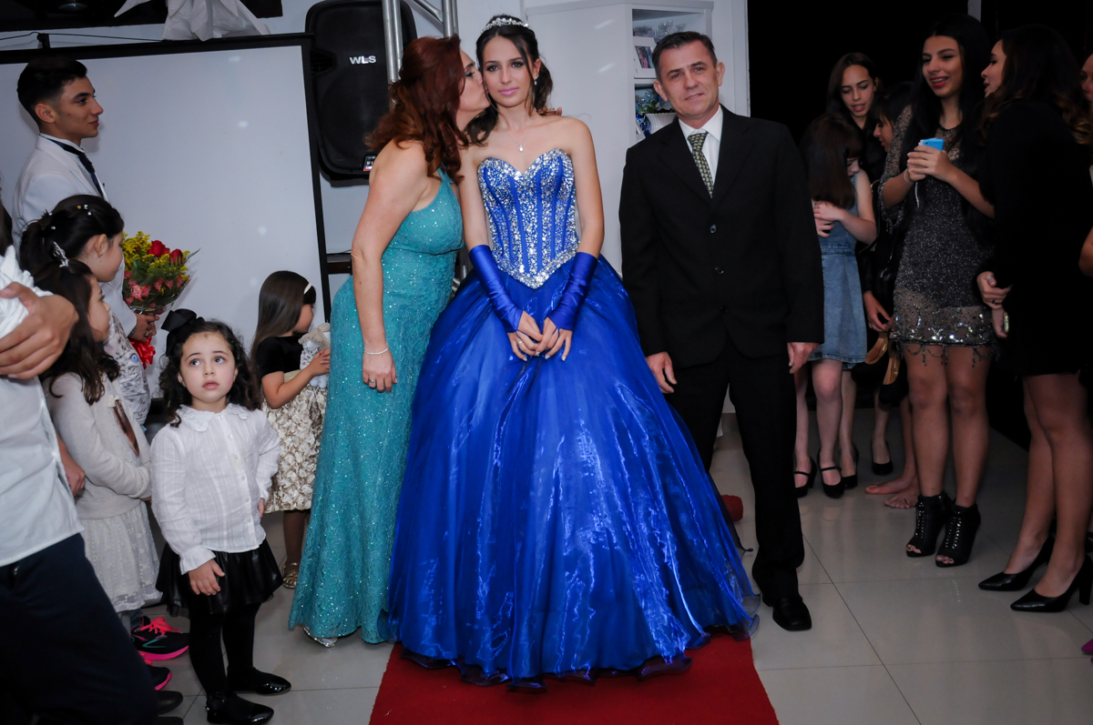 beijo carinhoso na aniversariante no Buffet Marília's São Paulo