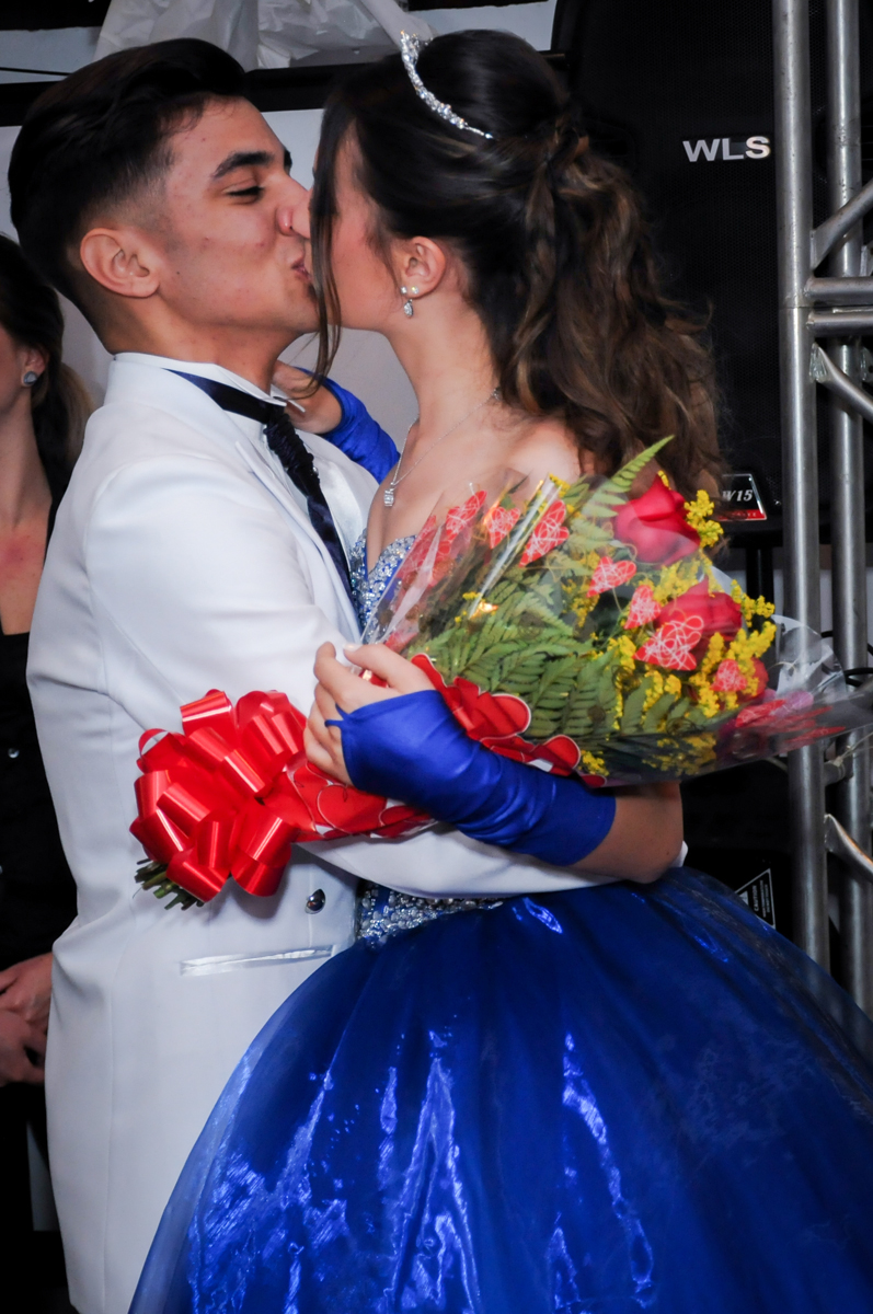 hora de receber buqudo namorado no Buffet Marília's São Pauloet de flores