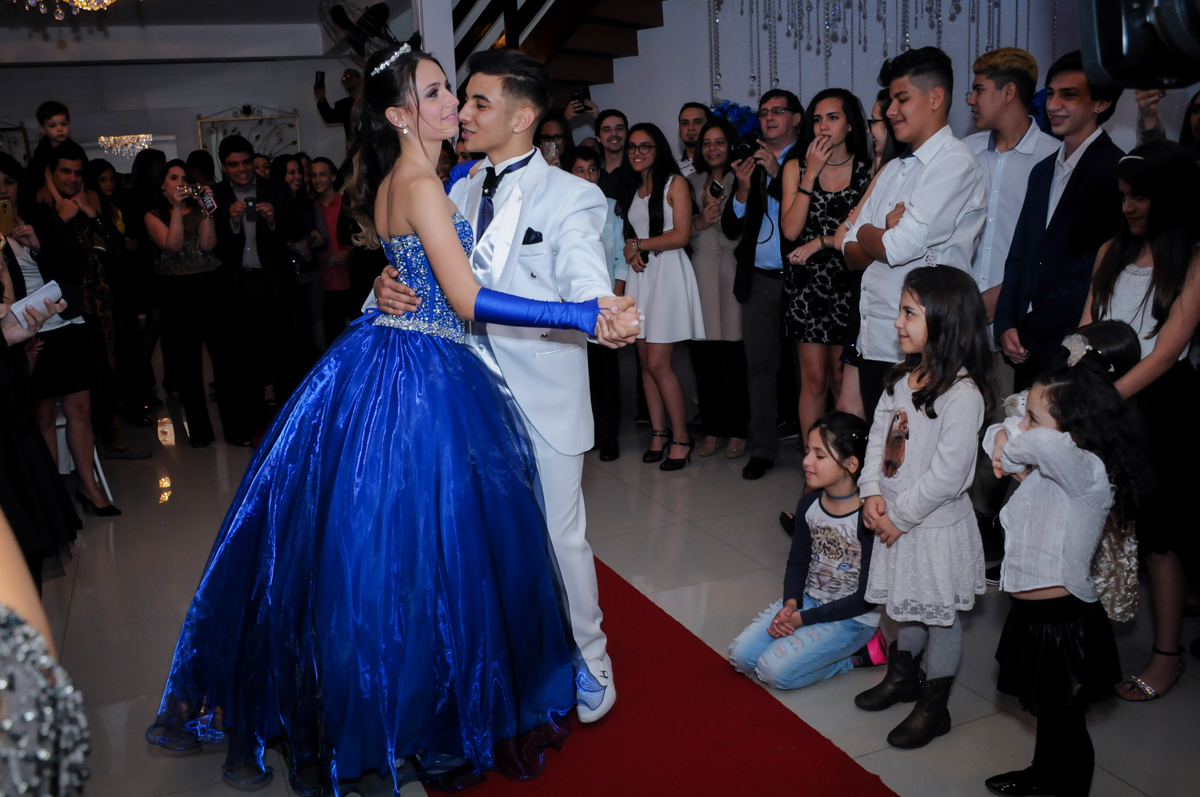 hora da valsa da aniversariante com o namorado no Buffet Marília's São Paulo
